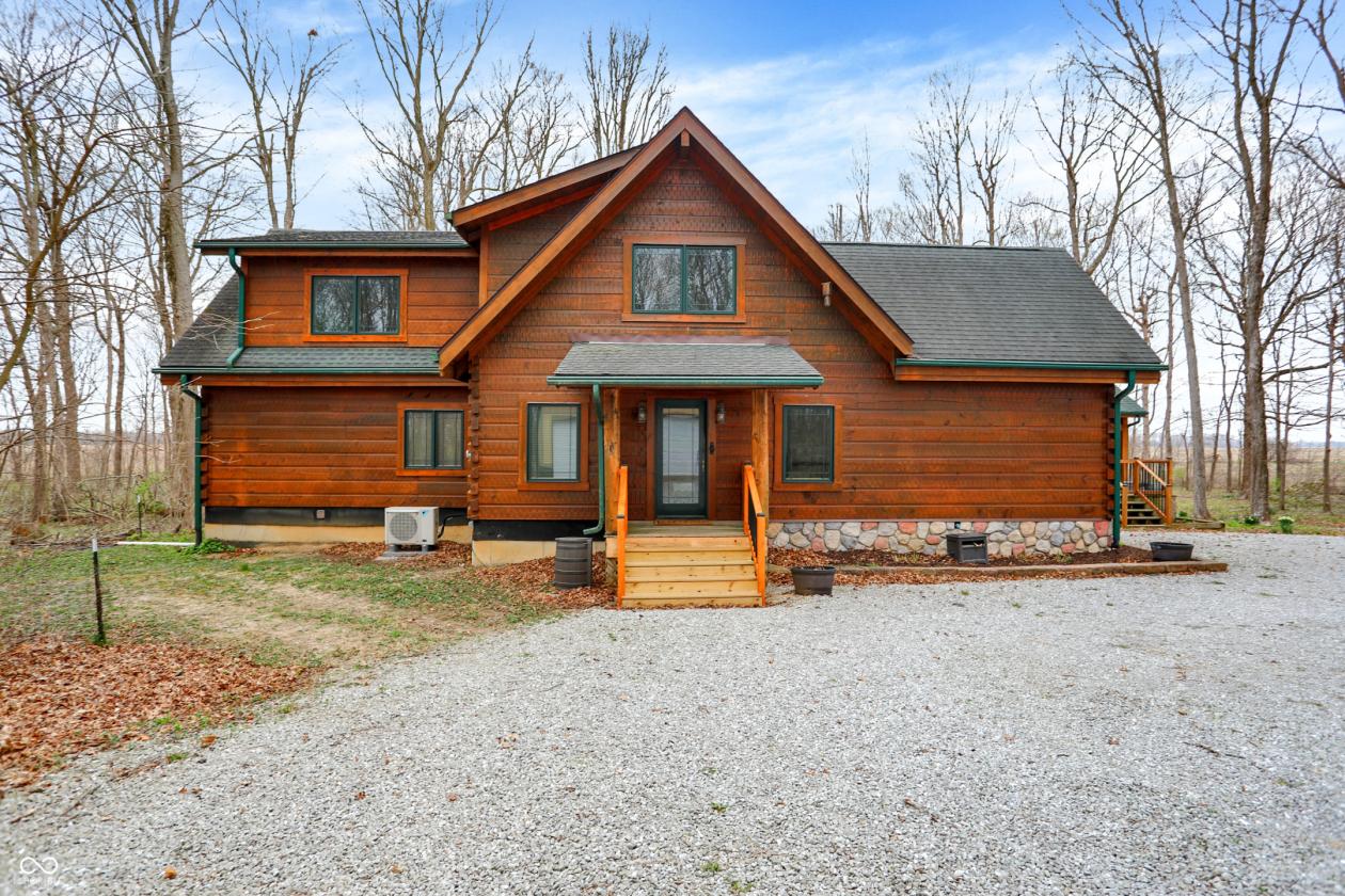 Stunning Barna log home on over 12 acres - photo 1