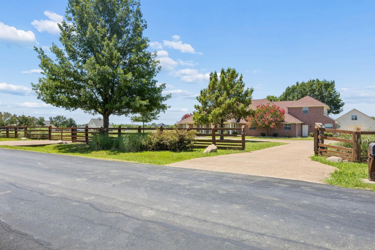 LUXURY MEETS COUNTRY LIFE ON 7.5 PICTURESQUE ACRES - photo 27