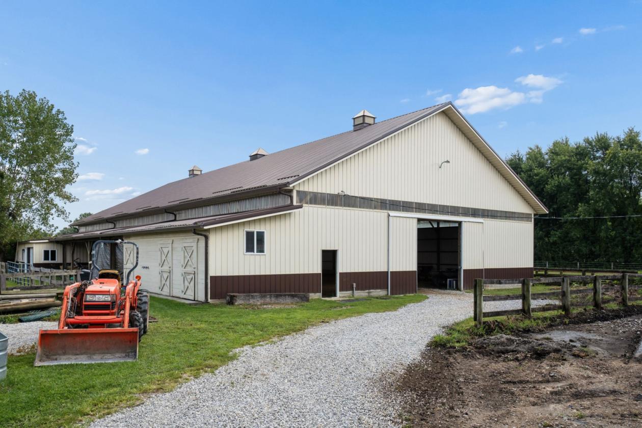 Distinctive Country Estate w 19 stall Horse Barn - photo 10
