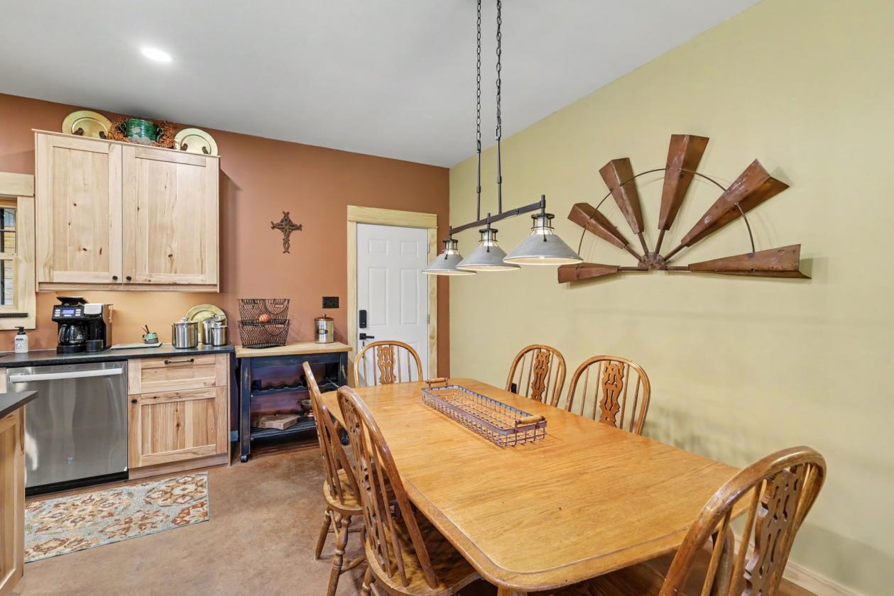 Gorgeous home with equestrian amenities - photo 16