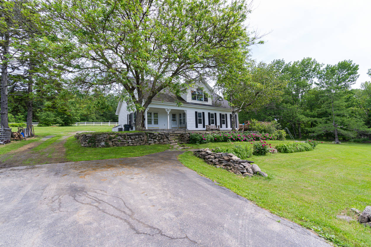 Country Estate surrounded by 50 acres of nature & serenity Petersburg