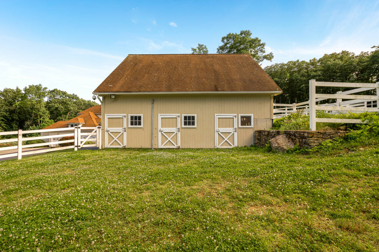 Equestrian Estate for sale 10 acres4 stall barn and mint colonial Hudson, Middlesex County
