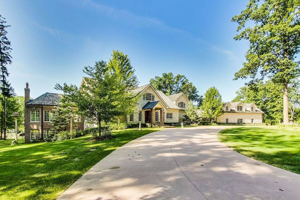Family compound with 3 beautiful homes at the Illinois/Wisconsin border