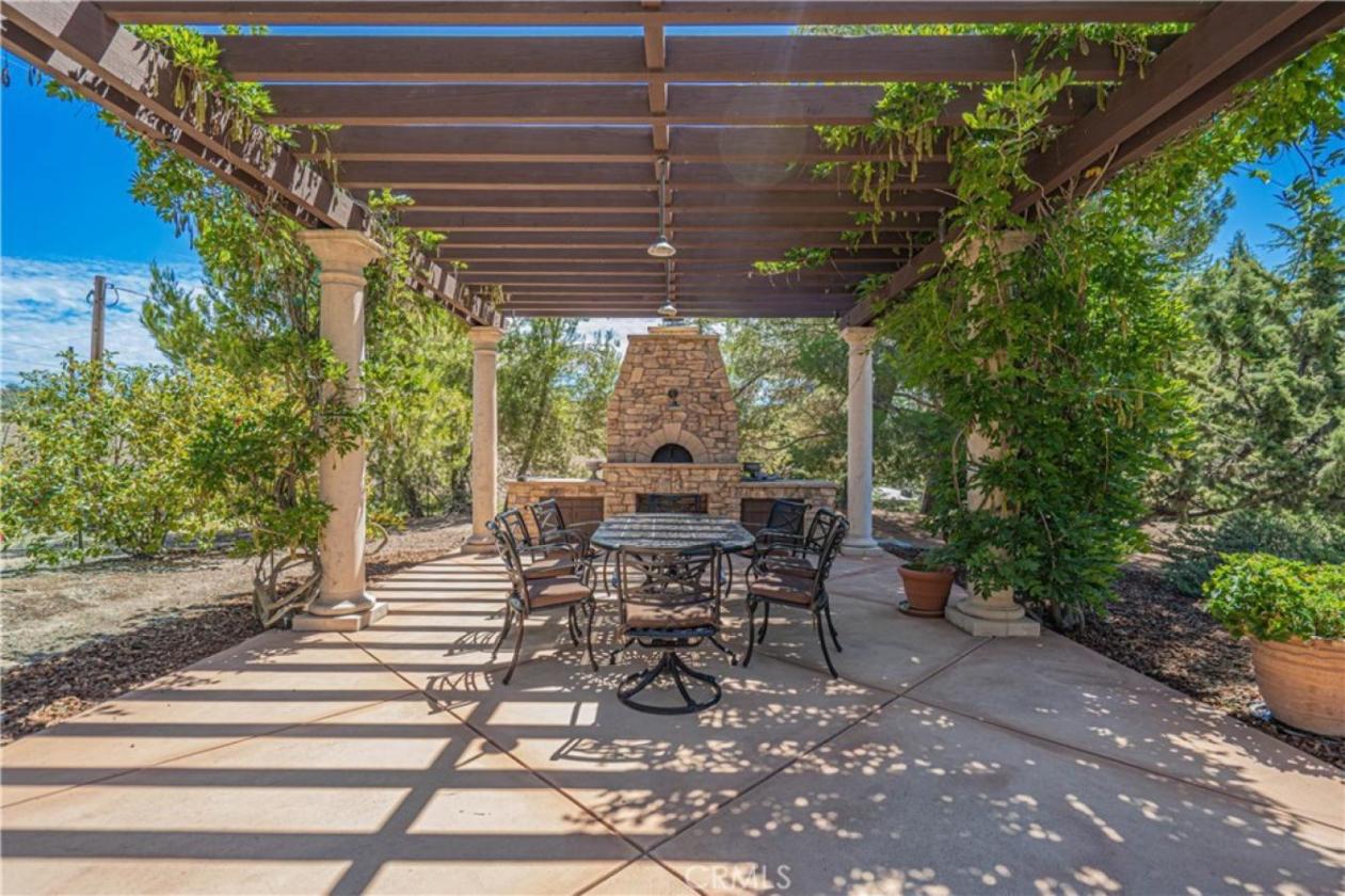 Captivating Tuscan-Inspired Estate - photo 5