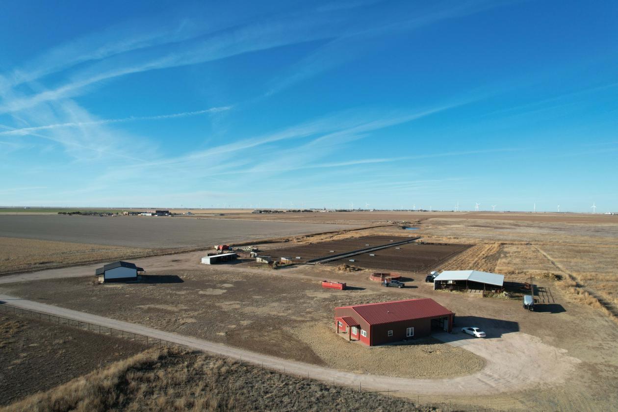 Feedyard & Equine Facility with Modern Homes - photo 8