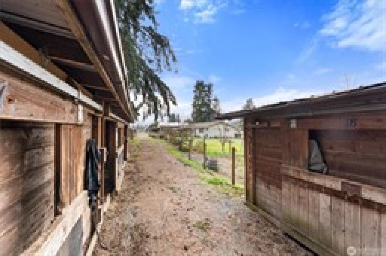 ESTABLISHED 10- ACRE EQUESTRIAN BOARDING OPERATION - photo 8