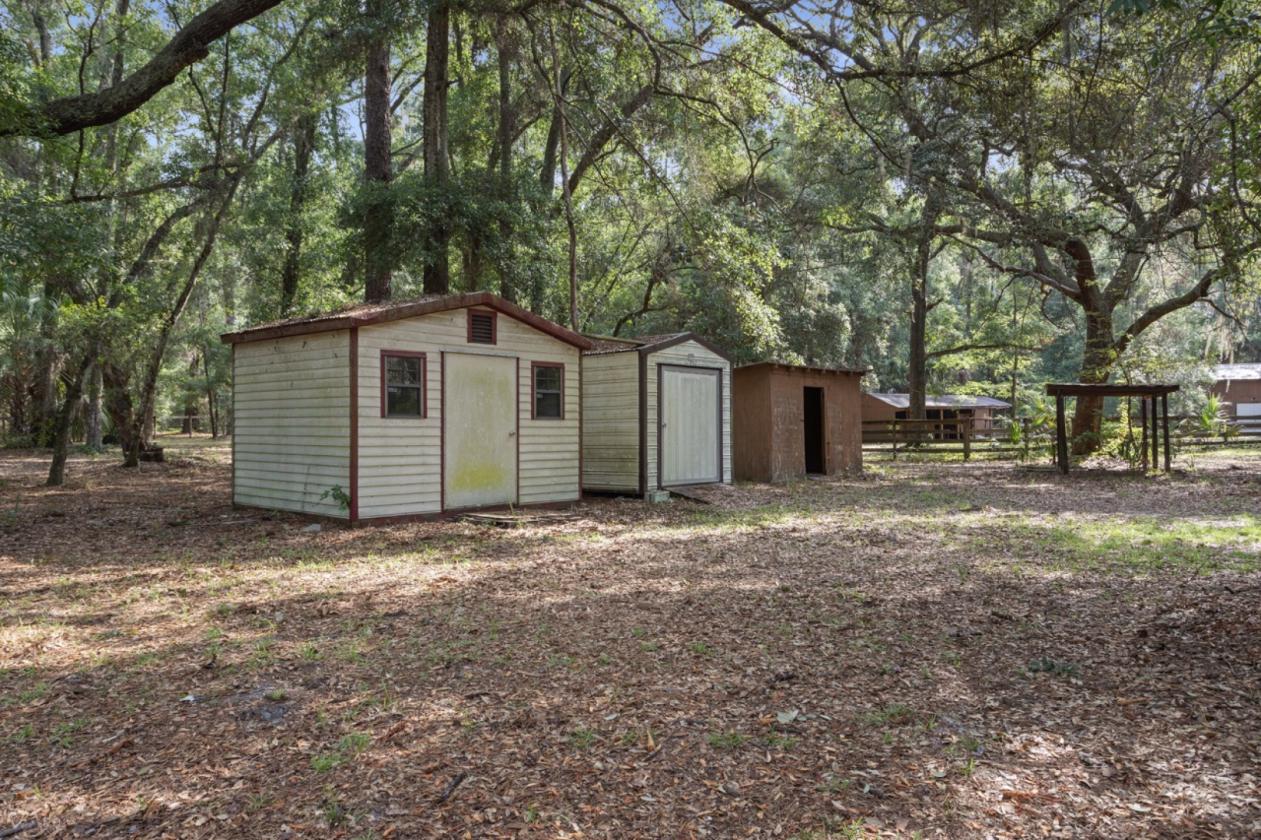 Luxury lake estate with acreage and horse stalls - photo 24