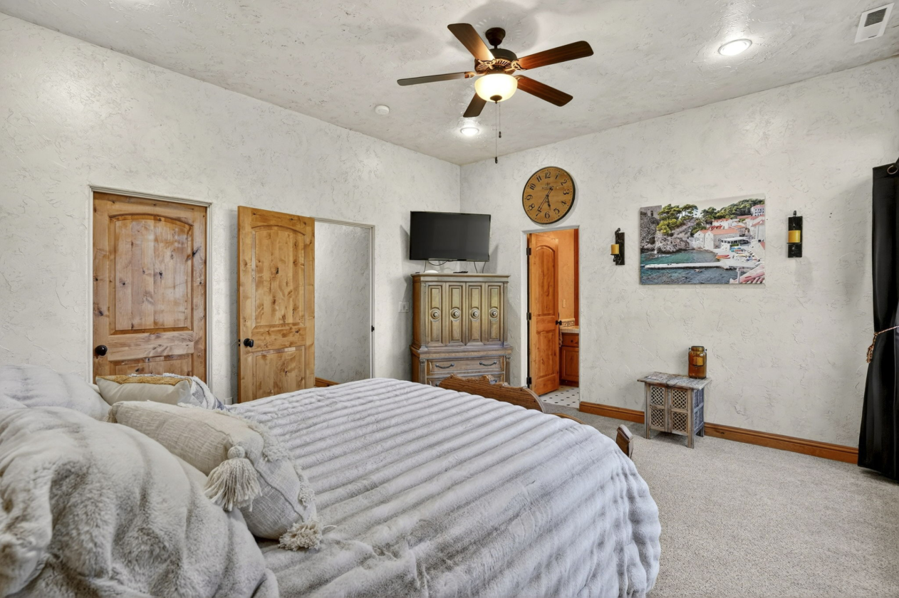Custom Home on 10+Acres, Indoor Arena, 6 stalls - photo 18