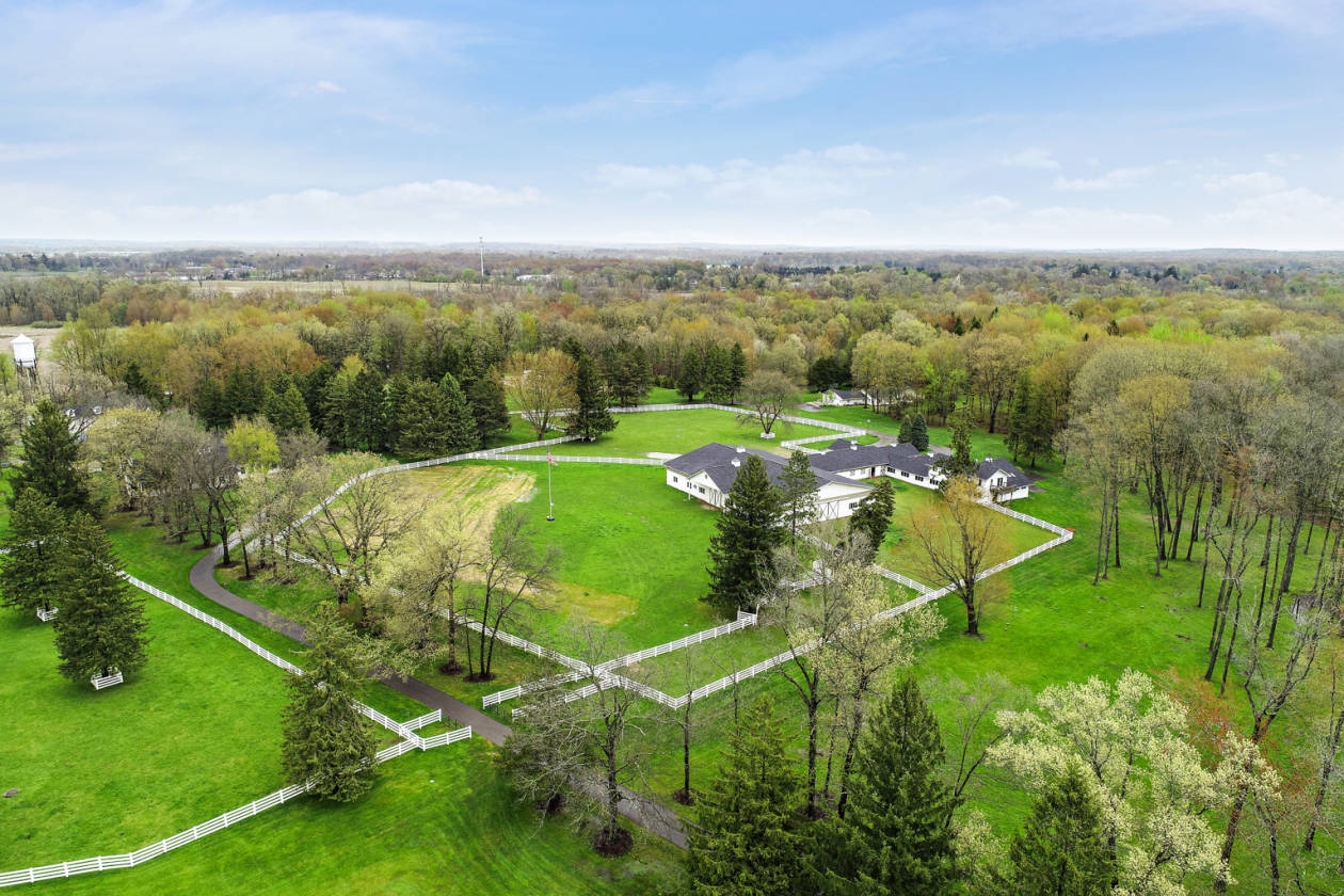 STUNNING EQUESTRIAN ESTATE SANCTUARY. Howell, Livingston County
