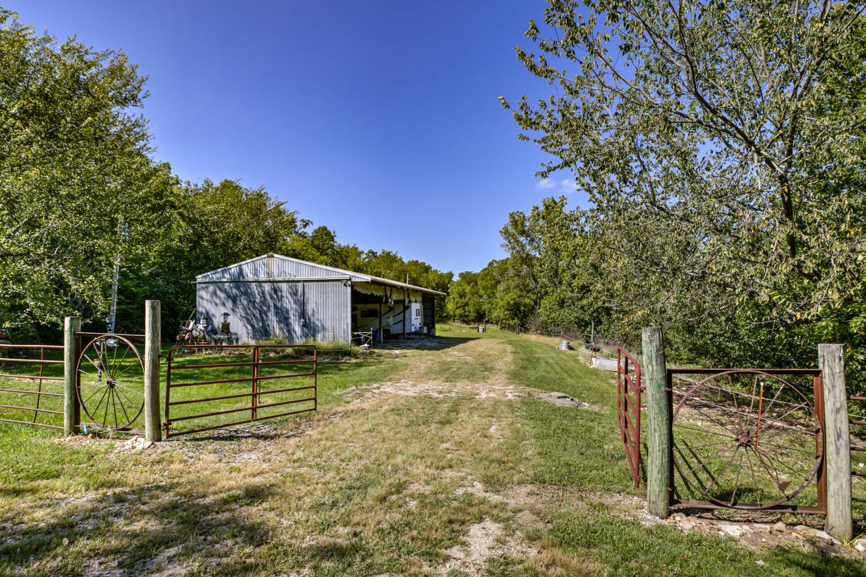 Horse farm for sale Lawrence, Douglas County, Kansas Horse farm for