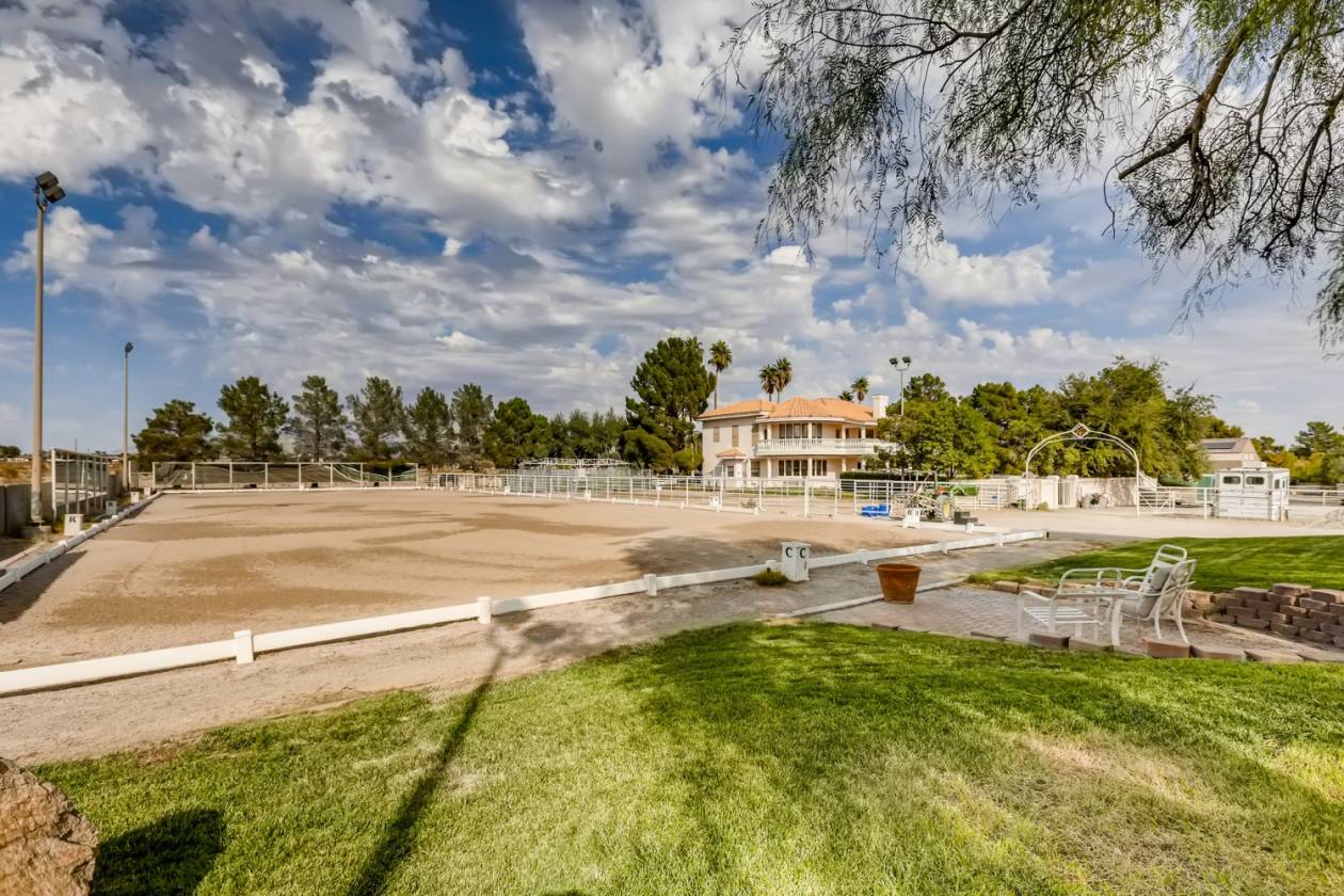 AMAZING STATELY EQUESTRIAN HOME ON 1.99 ACRES Las Vegas, Clark County
