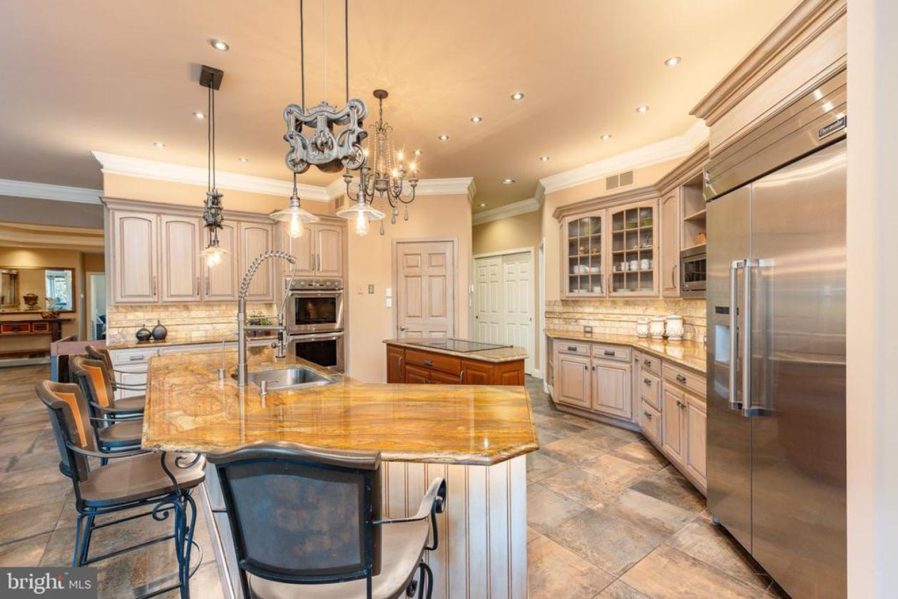 Luxury Equestrian Estate with 4-Stall Barn & Arena - photo 10