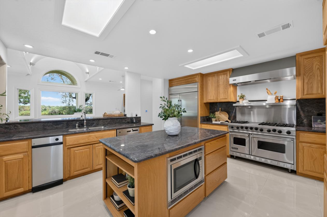 Extraordinary legacy estate in the Central Valley - photo 10