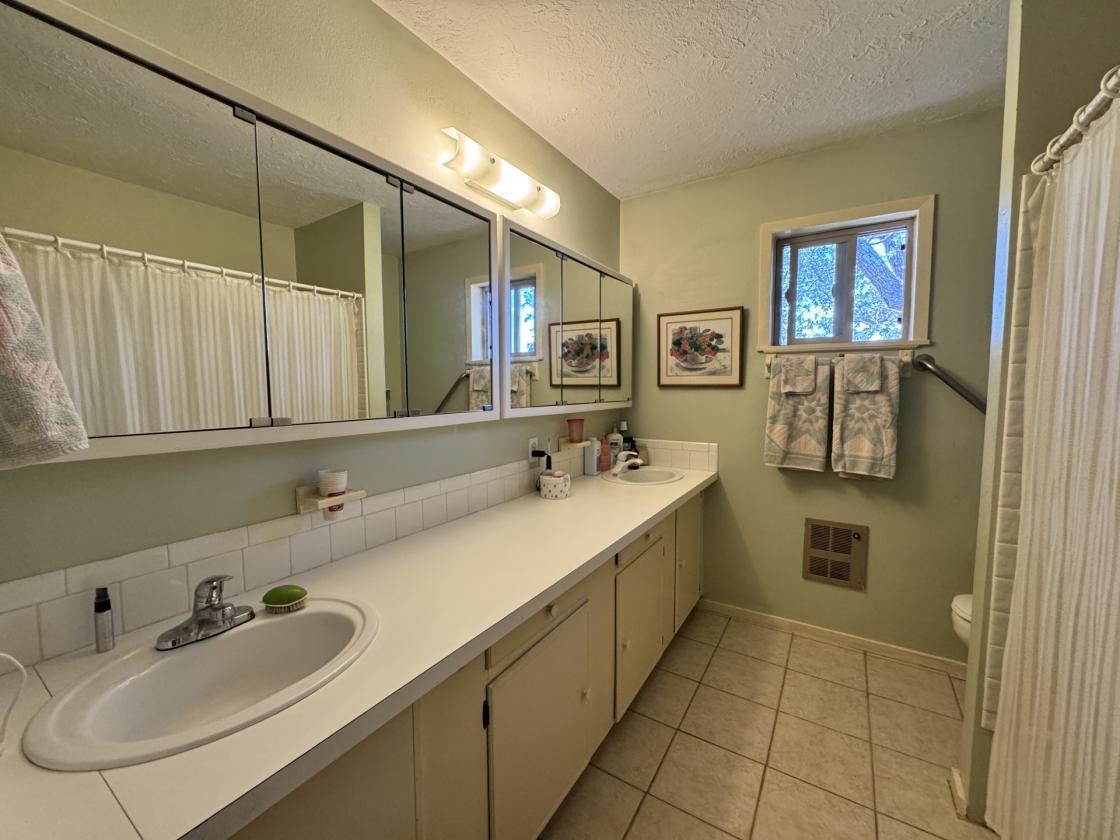 RARE OPPORTUNITY FOR PRIVACY, SPACE & CONVENIENCE - photo 17