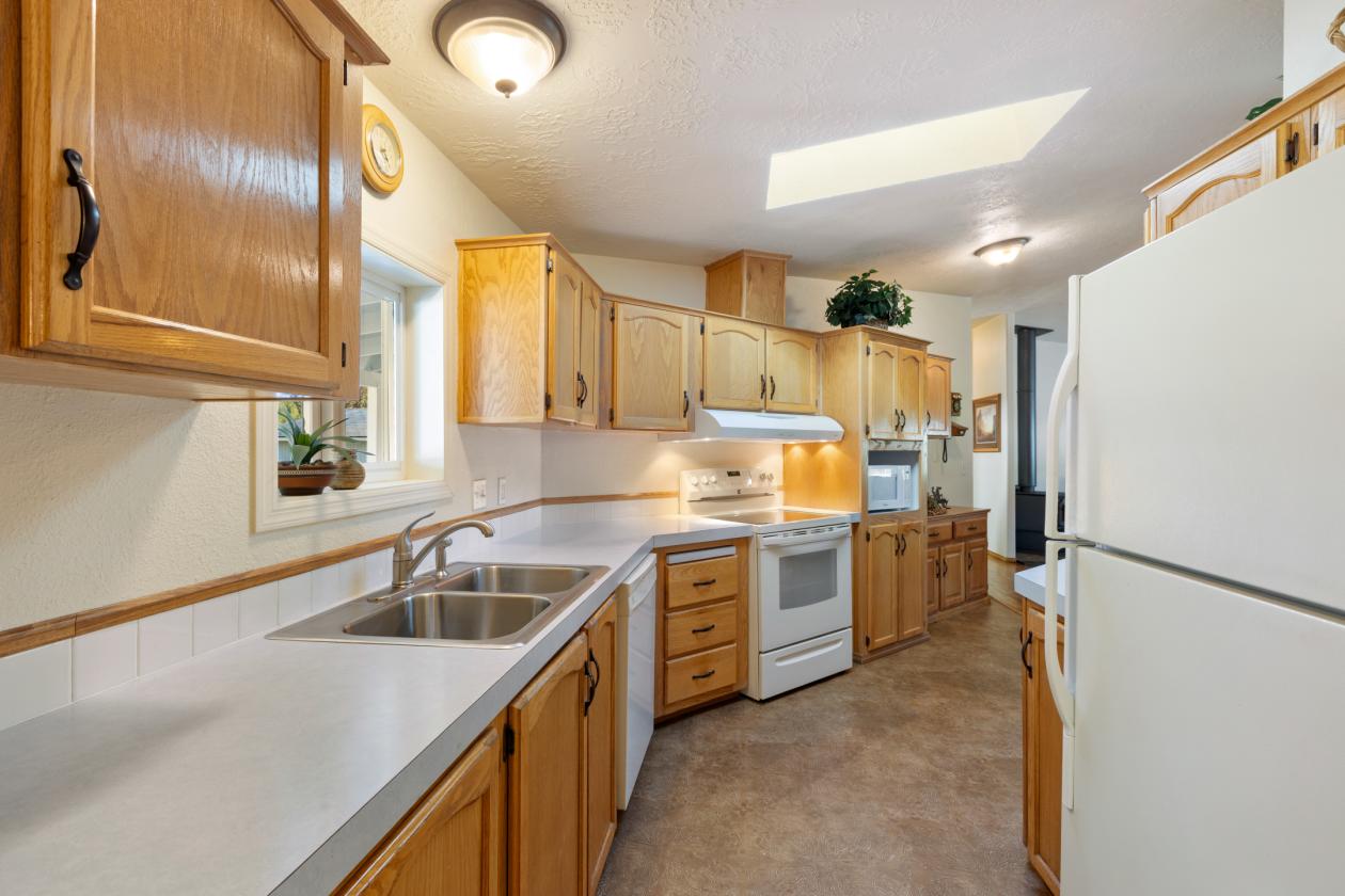 Experience True Country Living on This S. Oregon Estate - photo 11