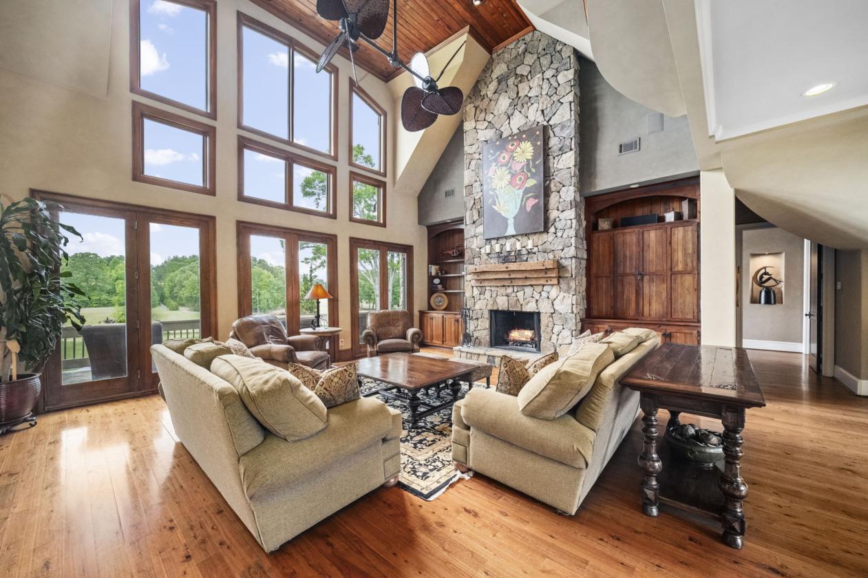 Luxury Estate on 2022 Acres with Helicopter Hangar - photo 8