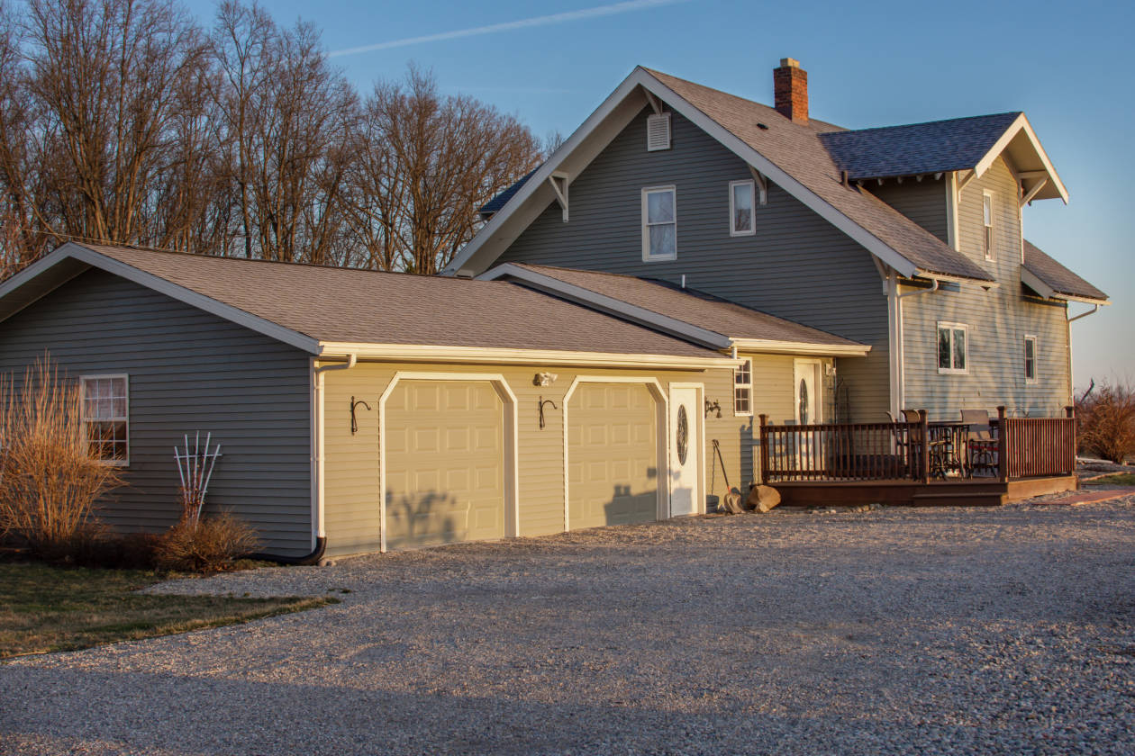 Stunning Country home on 3 Acres, 2 barns and total... Edgerton