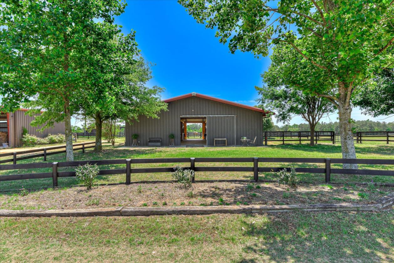 Exceptional 18.25-acre equestrian property - photo 3
