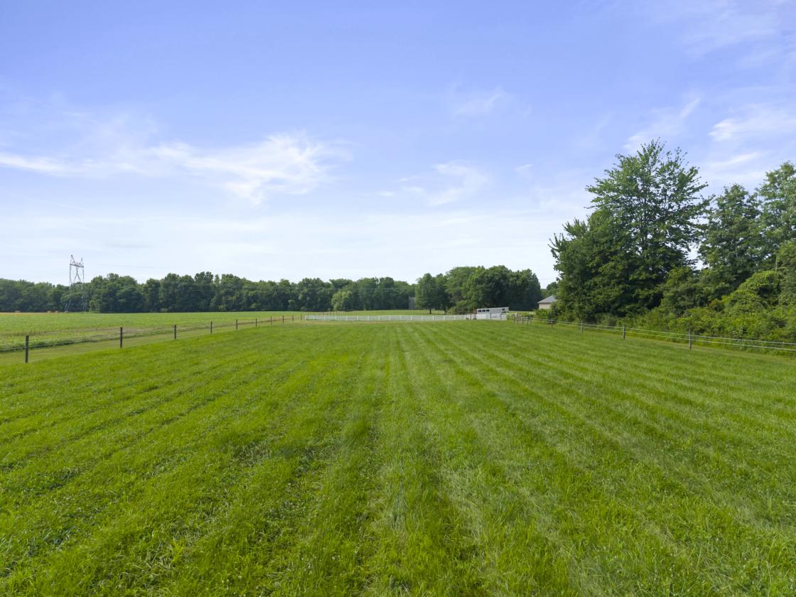 Luxurious Equine Property 27.9 acres Big New Barn - photo 5