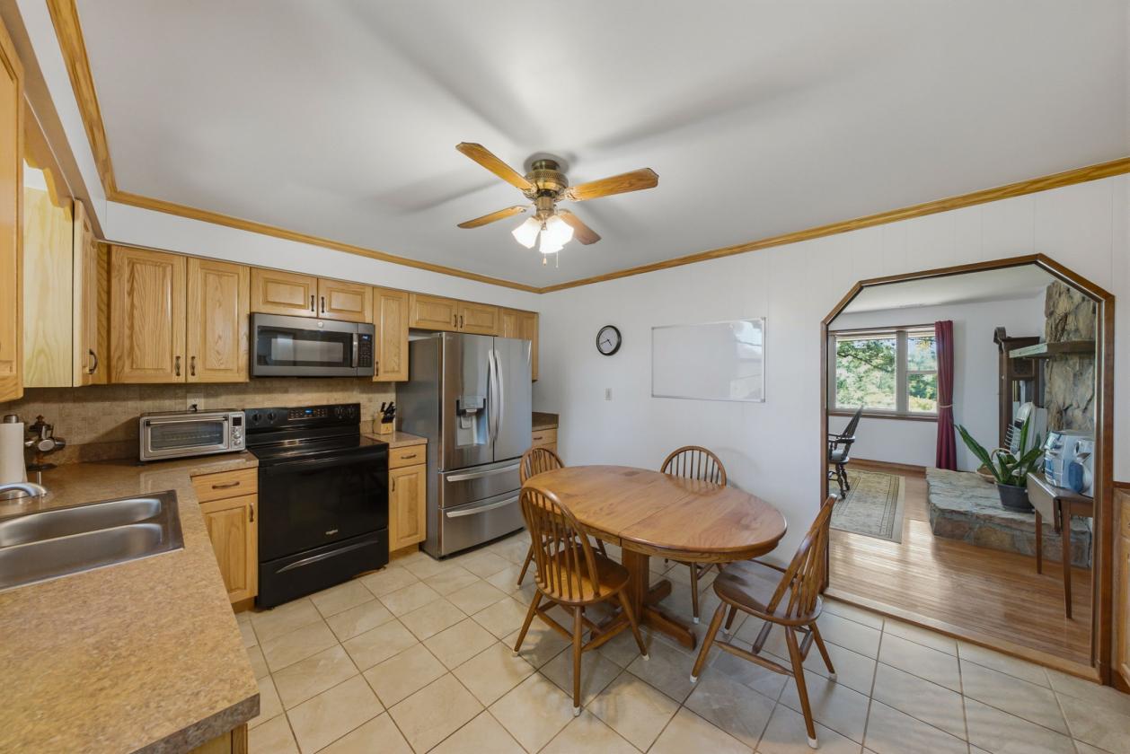 Horse property with mountain views! - photo 10
