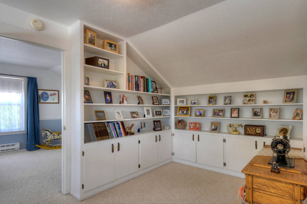 Scenic 137 acre Ranch with Spacious Main Home, Rental House