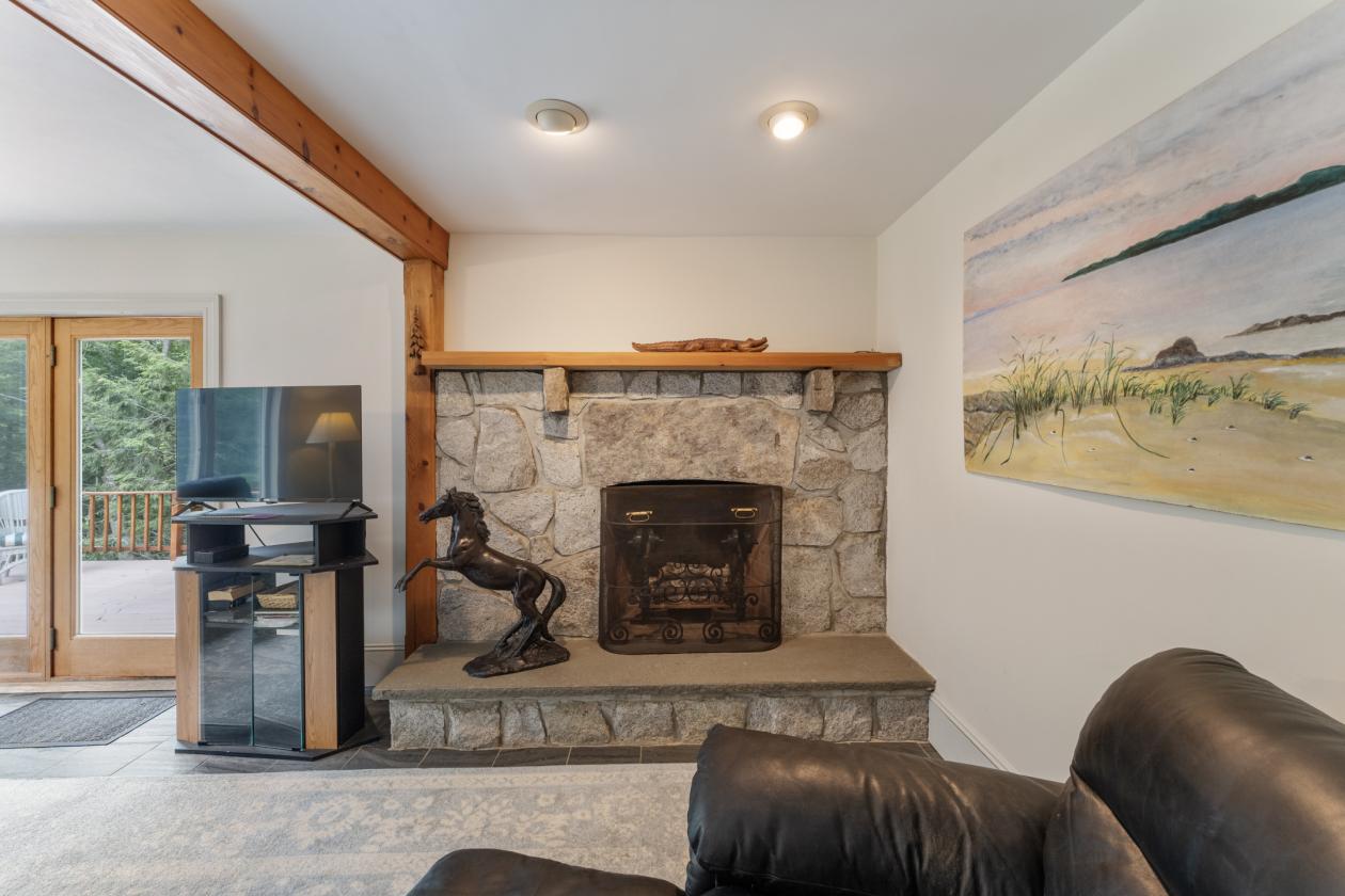 Exceptional Colonial with 2-Stall Barn on 6.22 Acres - photo 4