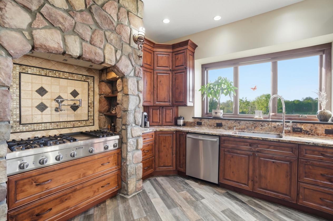 ASPEN-INSPIRED ESTATE ON 28 ACRES BACKS TO LAKE - photo 20