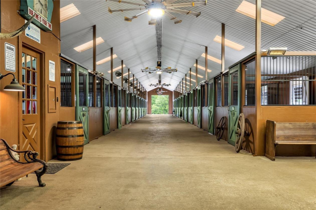 Luxury Equestrian Estate with Arena on 80.54 acres - photo 4