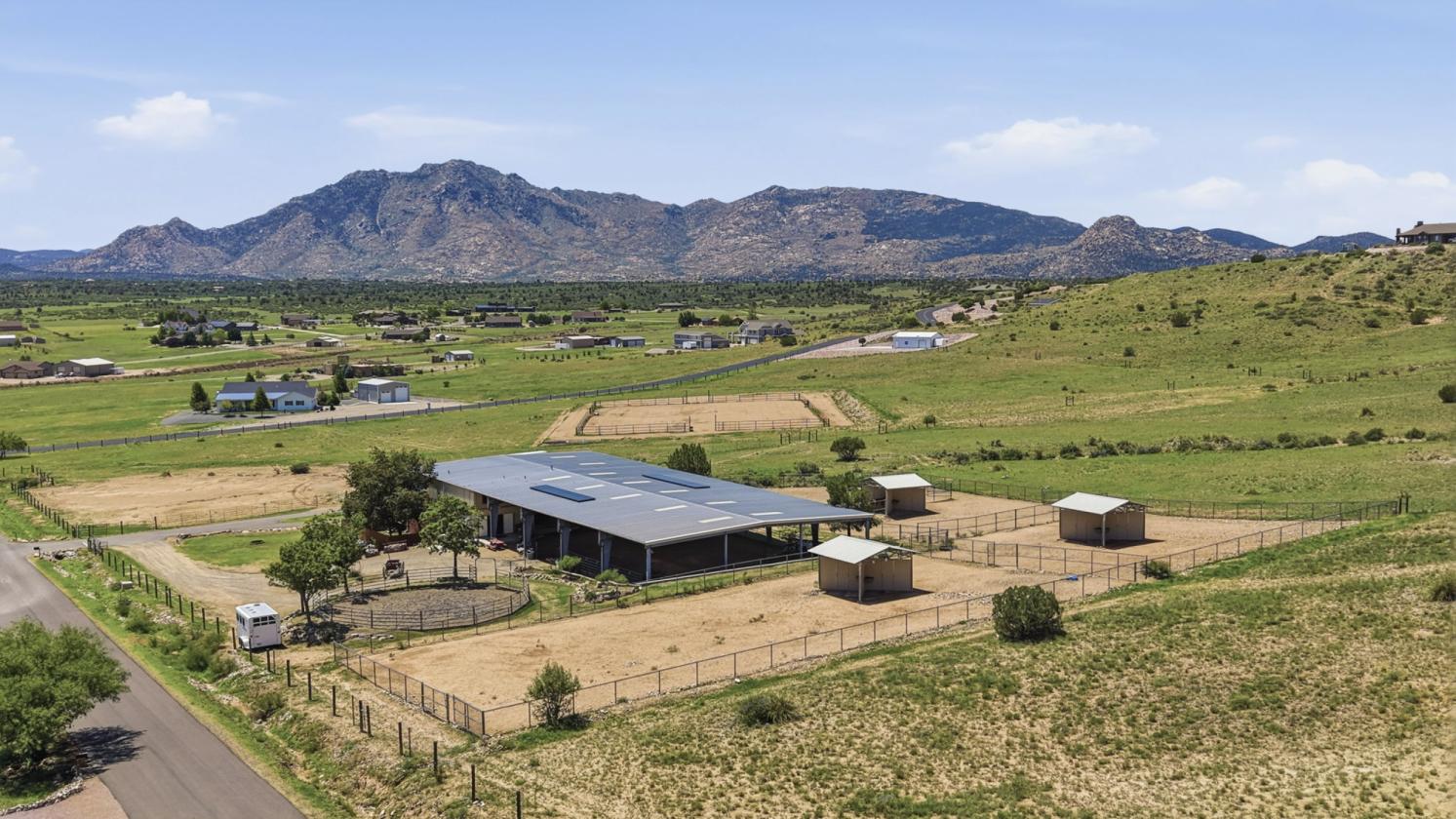 27 Acre Equestrian Dream Home w/ Views & Workshop - photo 9
