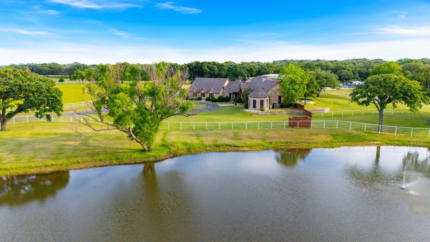 Acreage Estate with Pond and Stable - photo 2