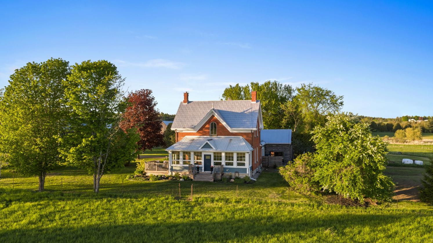 Turnkey equestrian farm w/renovated house/barns! - photo 4