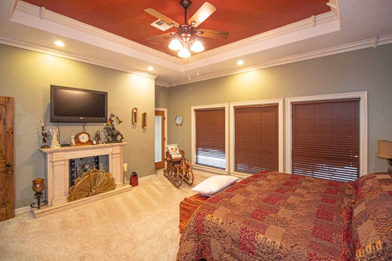 Stunning Home and Equestrian facility - photo 10