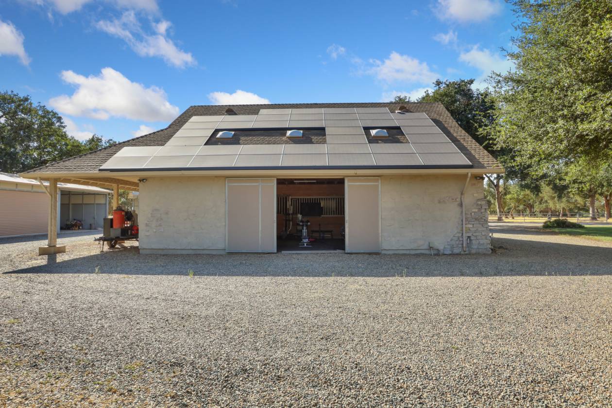 Estate with 7 pastures, 2 homes, lake, Vineyard - photo 14