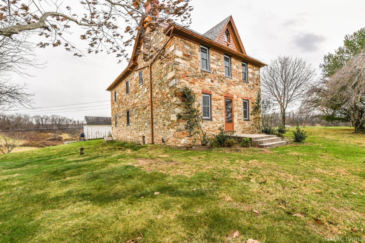 Victorian stone farmhouse on 7 acres Sugar Loaf Mnt... Adamstown