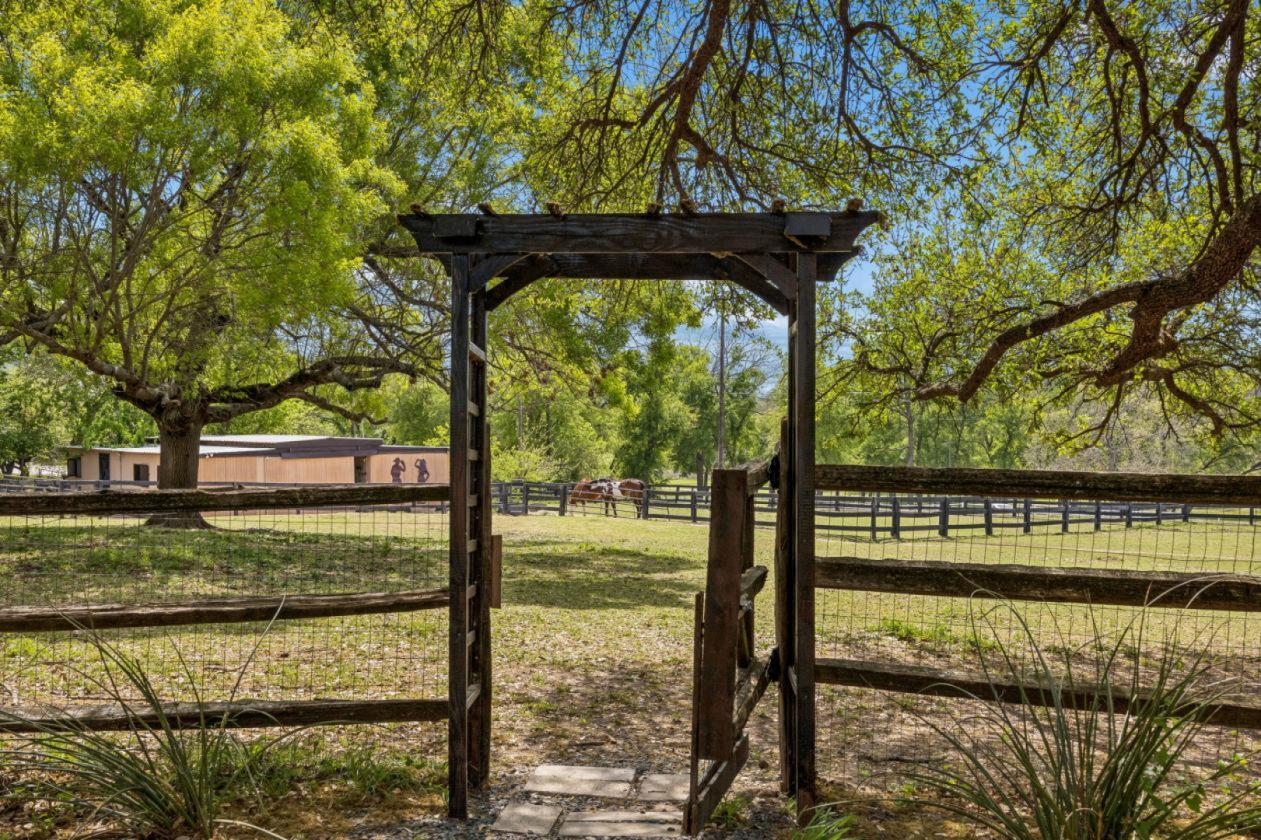 In-Town Luxury Resort Inspired Equestrian Retreat - photo 27