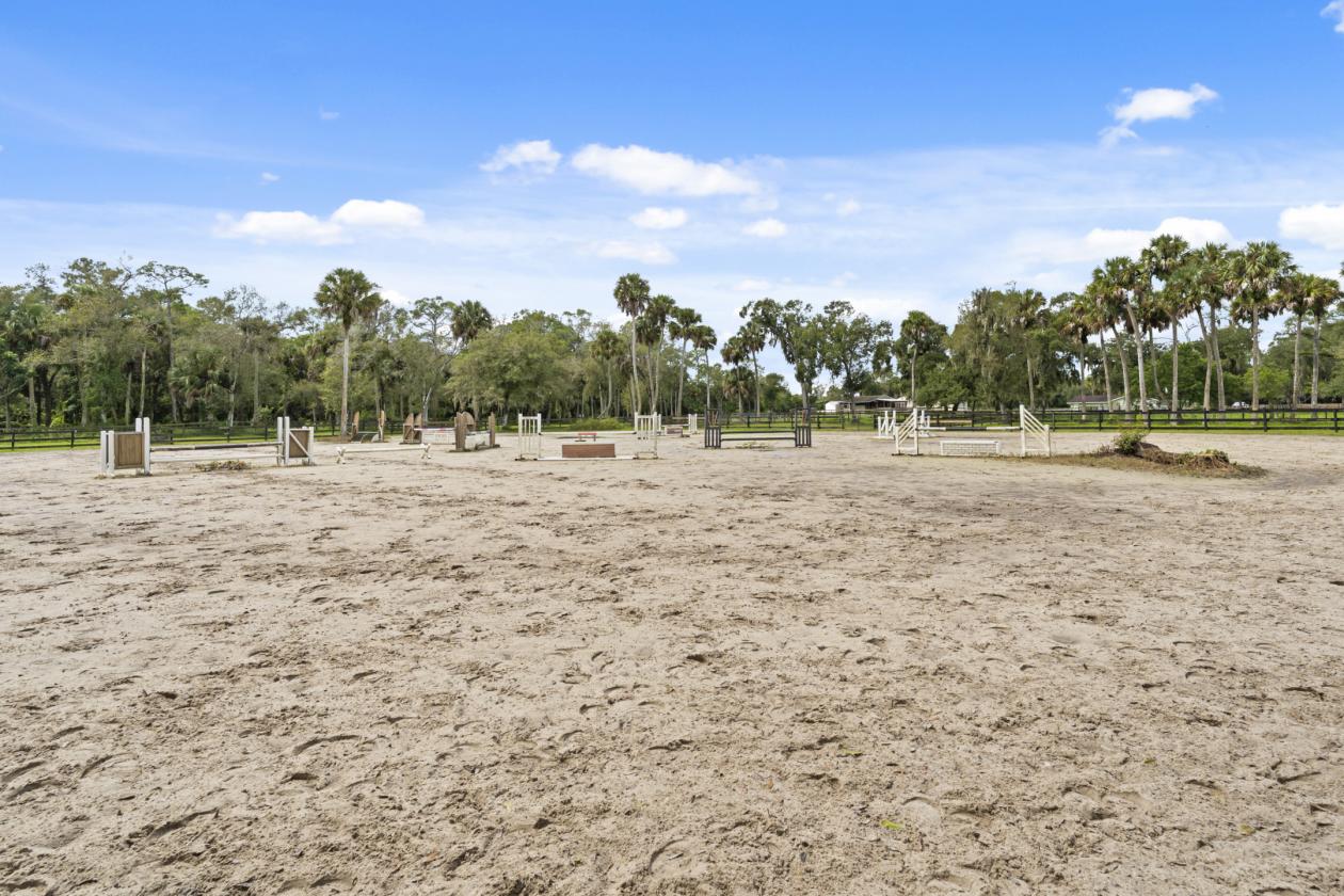 For the Horse Professional - 21 stalls/arena/pool - photo 14