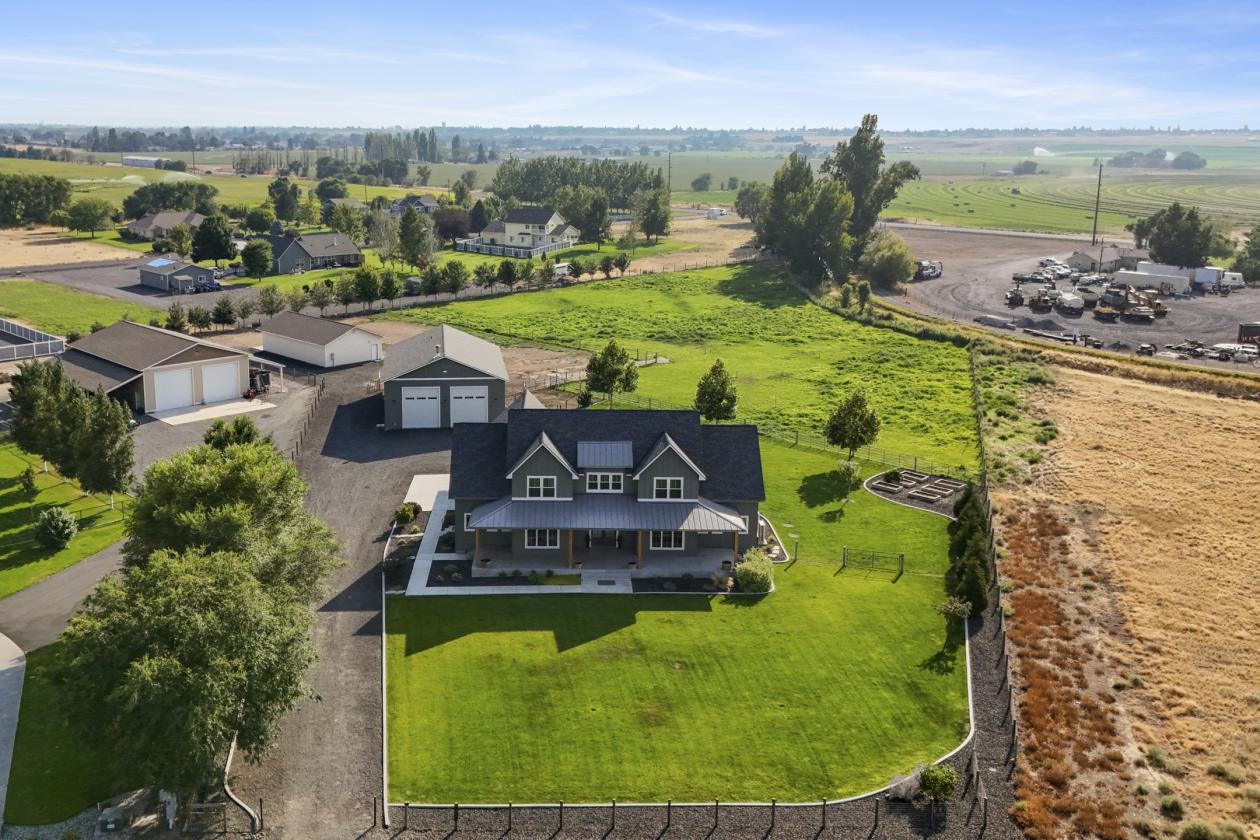 Custom Home on 3.49 Acres With Shop - photo 15