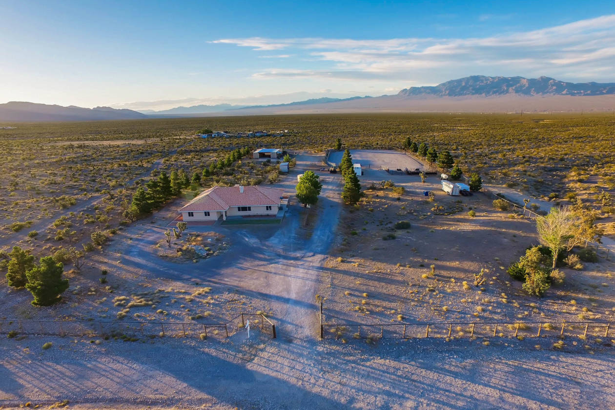 CUSTOM HORSE PROPERTY ON 4.15 ACRES WITH NEW ROPING ARENA,UNPARALLELED