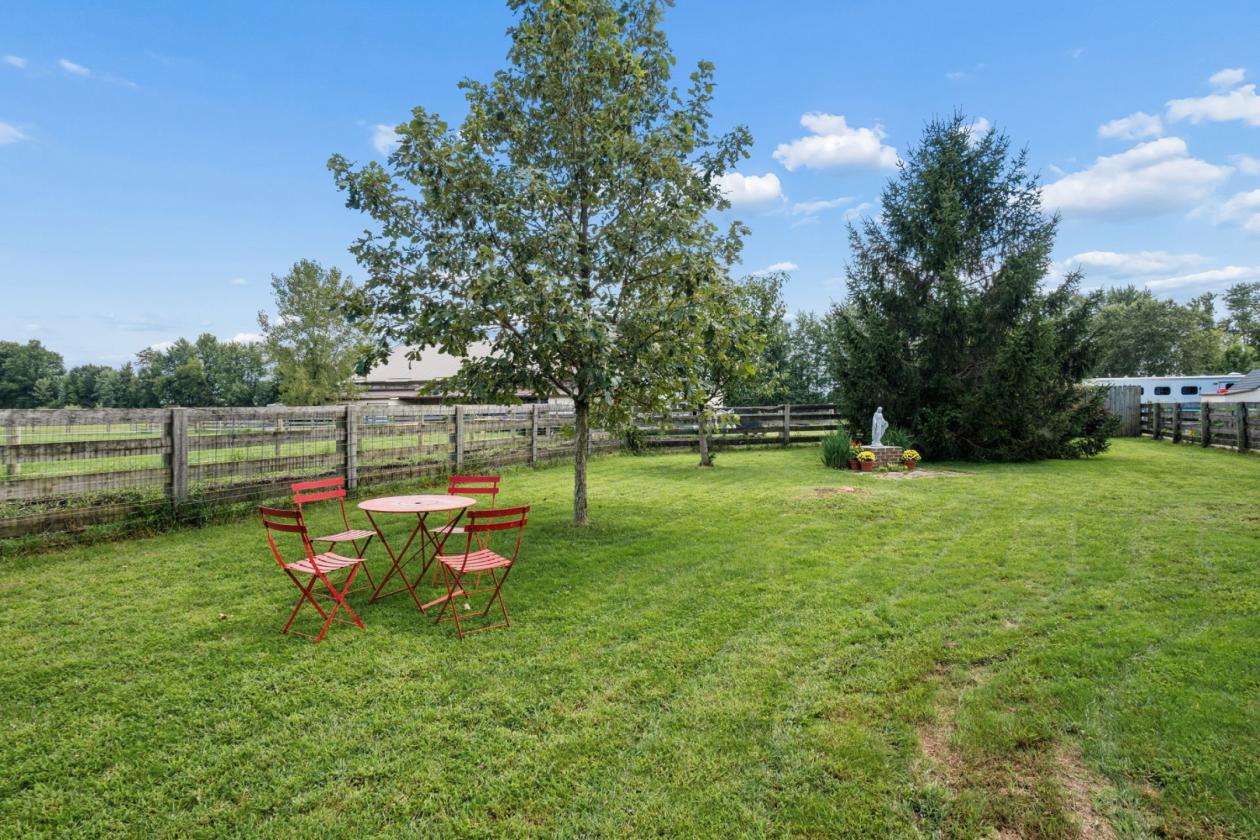 Distinctive Country Estate w 19 stall Horse Barn - photo 21