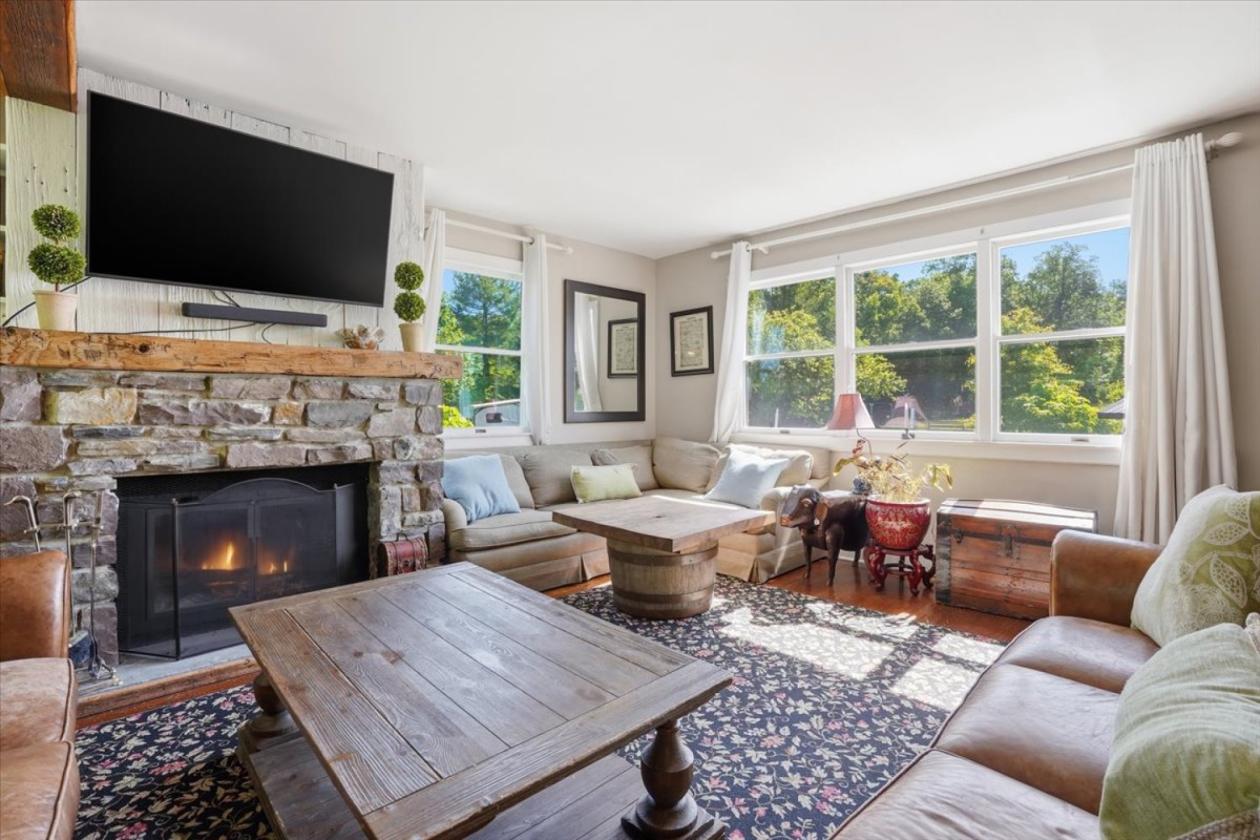 Equestrian estate w/ luxury barn & carriage house - photo 12