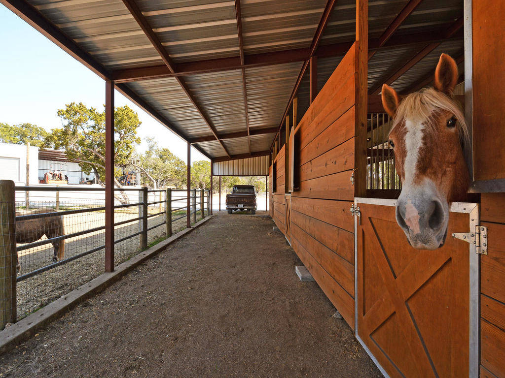 Unrestricted Equestrian Estate With Barndominium And Arena Spicewood