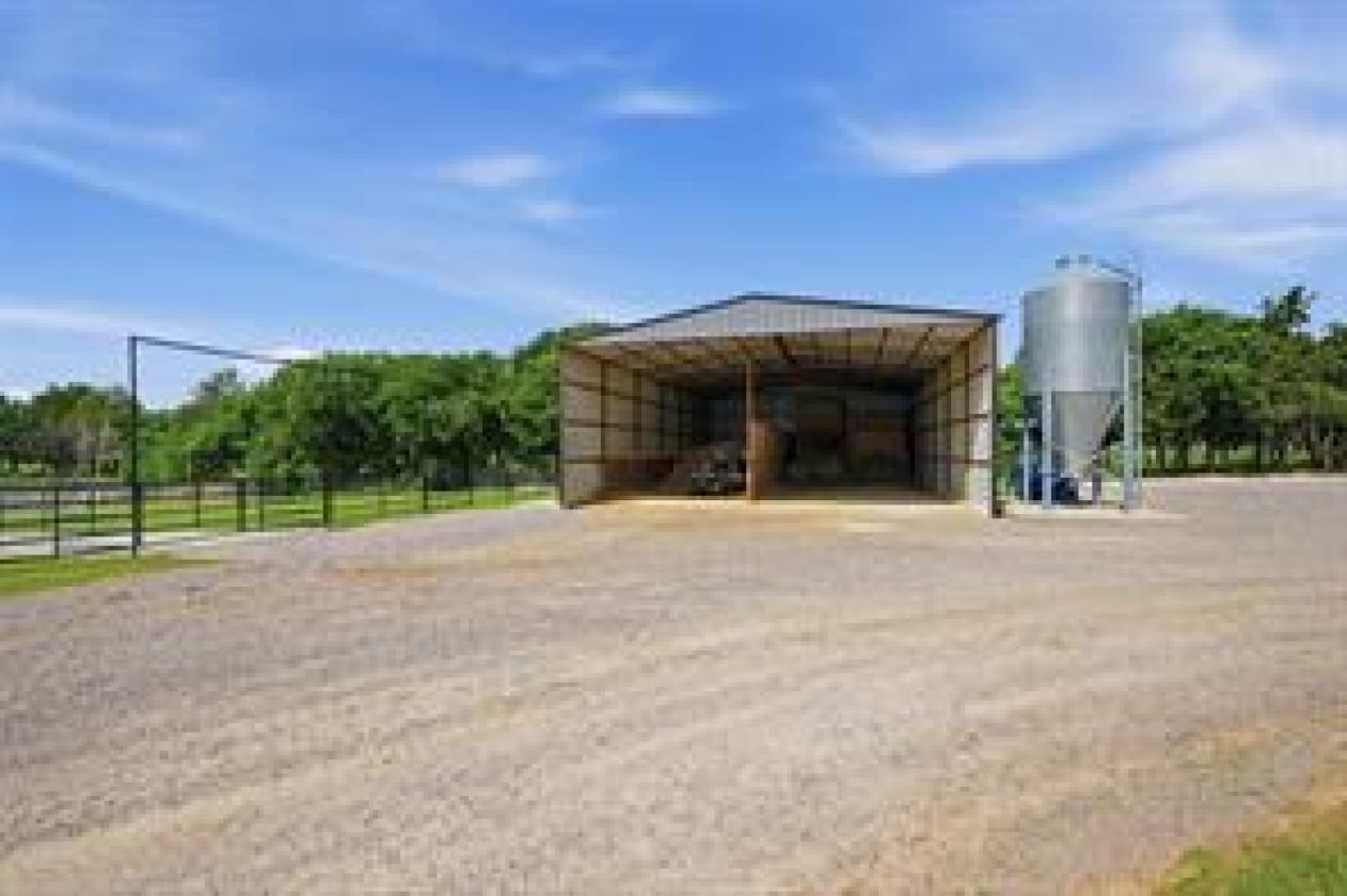 Exceptional Turn Key Equestrian Facility - photo 14