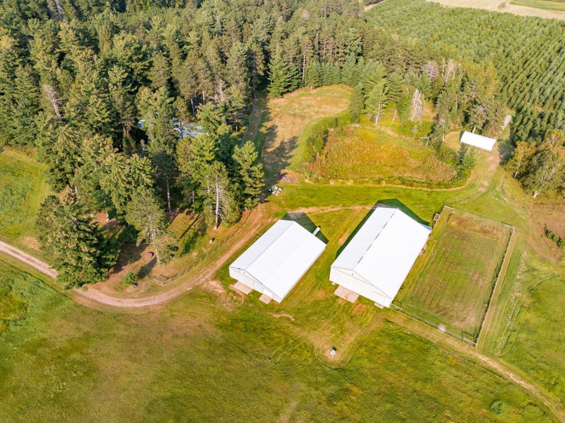 Turnkey Country Estate with Barns, Pasture & Eques - photo 8