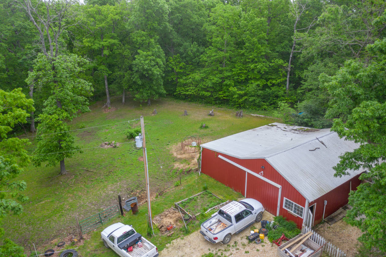 Farmhouse 5 bed, lake, barn and 17+ unrestricted acres Warrenton