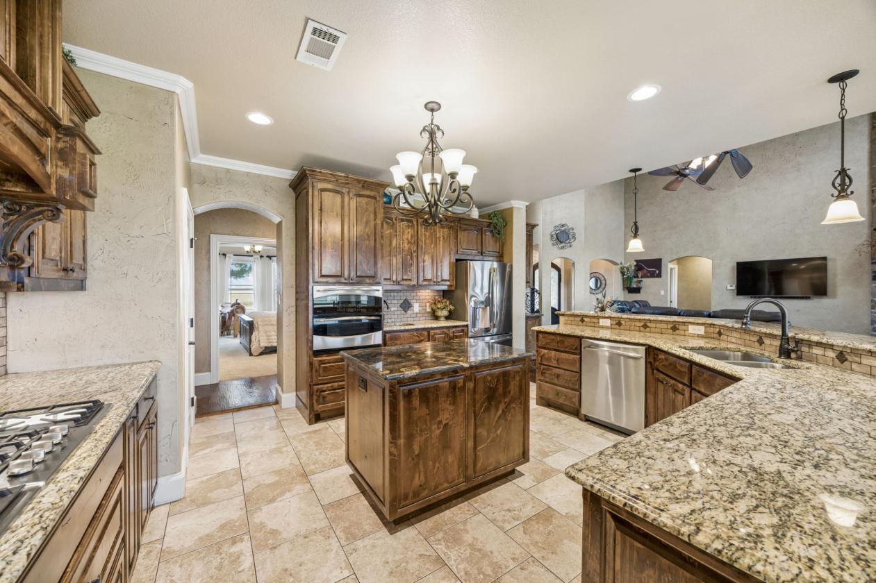 CUSTOM COUNTRY RETREAT ON 25 ACRES - photo 6