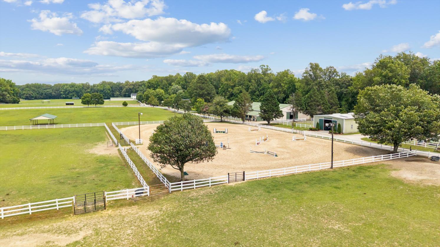 Cedar Valley Farms Indoor arena, 37 stalls, 40 acres - photo 23