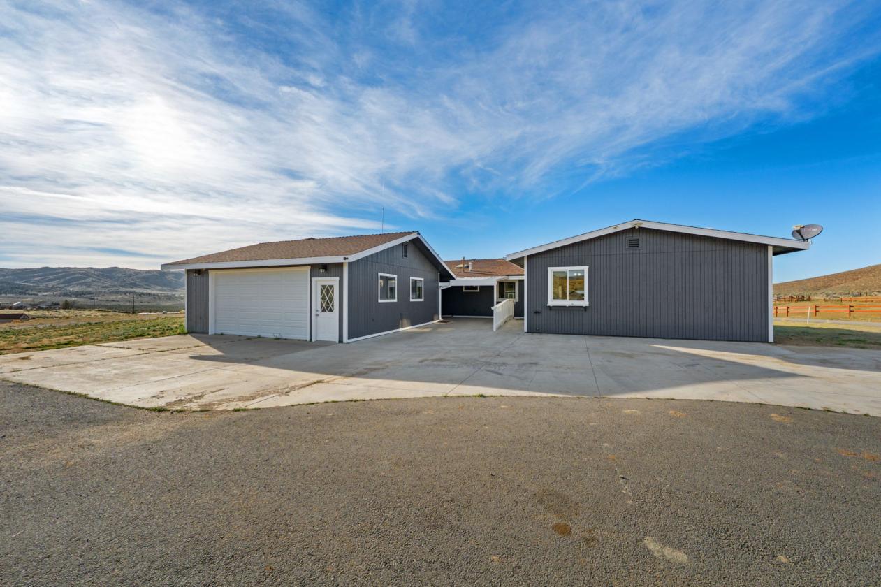 Turnkey equestrian estate w/3 homes and 360 views - photo 17