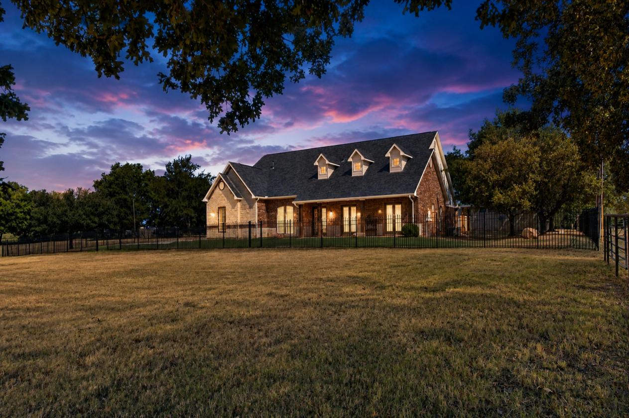 18 Acres, 3 Barns, Training Arena, 3 Residences - photo 30