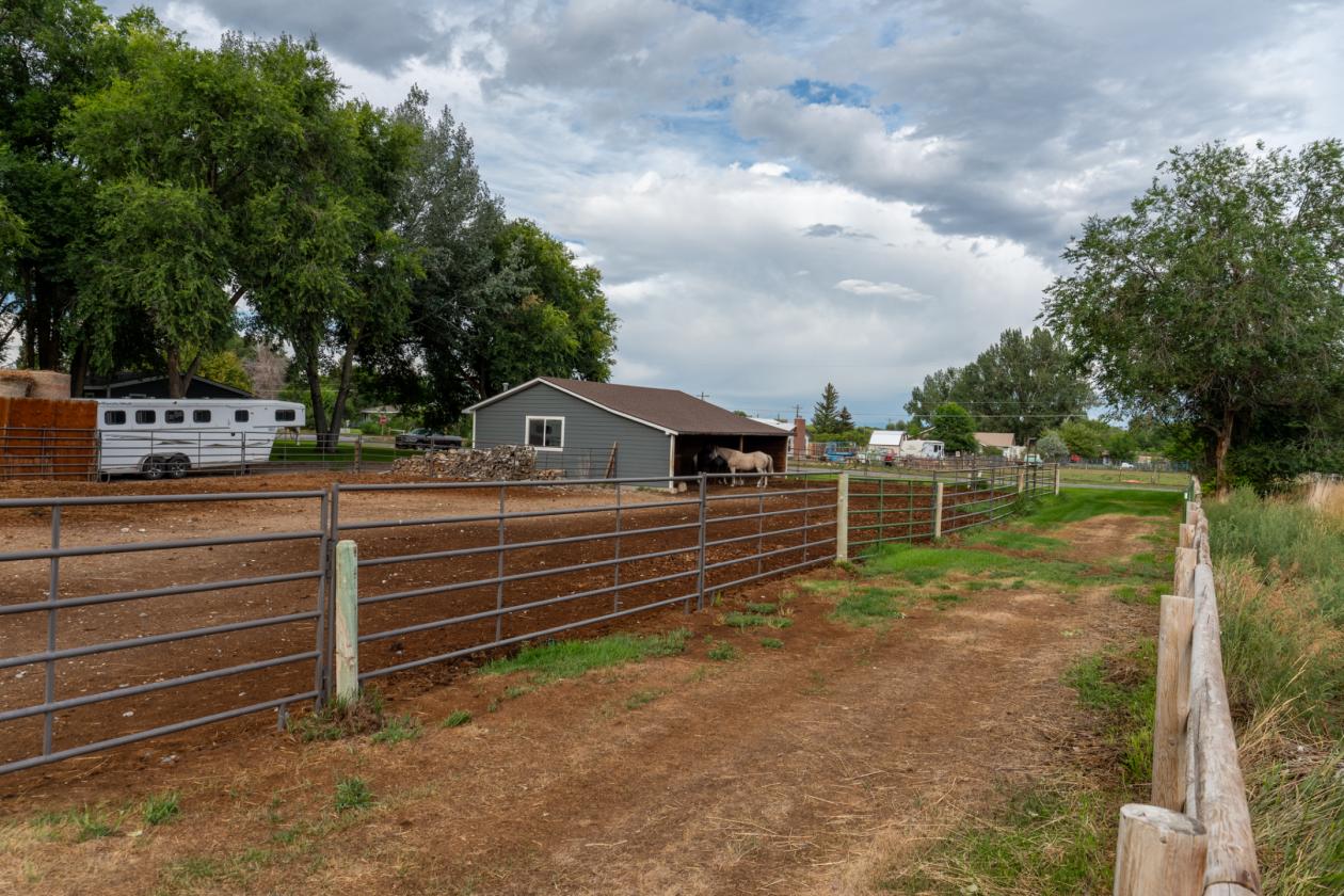 A Grand Wyoming Equestrian Estate Near Yellowstone - photo 10