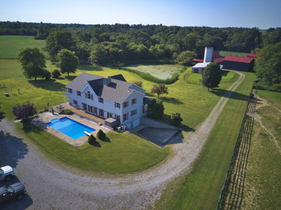 Stunning 100 +/ acre farm with 5 stall barn &... Ripley, Brown